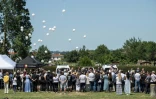 Des personnes en deuil lâchent des ballons blancs lors des obsèques de Lyhanna, une fillette de 11 ans, à Fleurance, dans le sud-ouest de la France, le 12 juin 2026