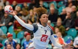 La demi-centre des Bleus Allison Pineau arme un tir contre l'Espagne en 8e de finale du Mondial de hand à Kolding, le 14 décembre 2015 