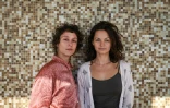 La biologiste Rebeca Mateus (g) et Catarina Rosa, membres de l'association "Dunas Libres" (Dunes libres), le 10 octobre 2025 à Lisbonne, au Portugal