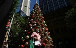 Un sapin de Noël dans une rue de Sydney, le 24 décembre 2020 en Australie