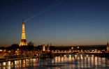 Vue de la Tour Eiffel et du pont Alexandre III, le 15 mars 2020 à Paris