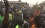 Image tirée d'une vidéo de l'AFPTV du 7 mars 2024 montrant des familles rassemblées lors de la visite du gouverneur de l'État de Kaduna, après que des hommes armés ont kidnappé plus de 280 élèves dans une école de Kuriga, au Nigeria