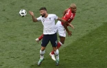 L'attaquant français Olivier Giroud(g) pendant le match face au Danemark à Moscou le 26 juin 2018 au Mondial