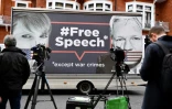 Une affiche placardée sur un camion en soutien au fondateur de WikiLeaks Julian Assange devant l'ambassade équatorienne où il est alors réfugié, à Londres le 5 avril 2019
