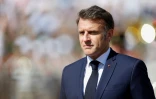 Le président français Emmanuel Macron passe en revue les troupes lors de la cérémonie commémorant la bataille de Camerone en 1863, le 30 avril 2025 à Aubagne (Bouches-du-Rhône)