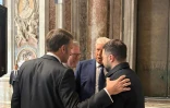 Photo diffusée par le service de presse de la présidence ukrainienne, le 26 avril 2025, montrant (g-d) le président français Emmanuel Macron, le Premier ministre britannique Keir Starmer, le président américain Donald Trump et le président ukrainien Volodymyr Zelensky lors d'une rencontre à la basilique Saint-Pierre en marge des funérailles du pape François au Vatican