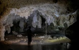 Le plongeur Vicente Fito explore une grotte près du site de construction du Train maya, entre Tulum et Playa del Carmen, le 26 avril 2022 au Meique