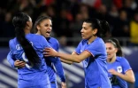 L'attaquante de l'équipe de France Delphine Cascarino (c) après un but contre la Colombie en amical, le 7 avril 2023 à Clermont-Ferrand