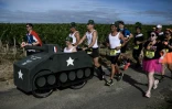 Des participants vêtus de costumes inspirés de la culture pop du cinéma participent au marathon du Médoc près de Pauillac, dans le sud-ouest de la France, le 10 septembre 2022.