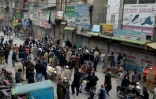 Des commerçants se rassemblent après la fermeture d'un marché par les autorités pour violation des restrictions liées à la pandémie, à Peshawar (Pakistan), le 24 novembre 2020