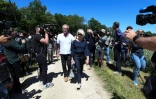 Le beau-père de Jonathann Daval, Jean-Pierre Fouillot et sa belle-mère Isabelle Fouillot lors de la reconstitution du meutre de leur fille Alexia à Esmoulin en Haute-Saône, le 17 juin 2019
