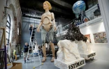 Jane Hytch, directrice générale d'Imagineer, en haut d'une échelle à côté d'une marionnette de 10 mètres de haut de Lady Godiva à Coventry, le 20 mai 2022 en Angleterre