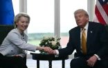 La présidente de la Commission européenne Ursula von der Leyen et le président américain Donald Trump se serrent la main après avoir conclu un accord commercial, le 27 juillet 2025 à Turnberry, dans le sud-ouest de l'Ecosse
