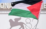 Un drapeau palestinienlors d'un rassemblement devant le Palais du cinéma à Venise, le 27 août 2025