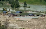 Les restes du village de Blatten submergé par un lac artificiel, trois jours après l'effondrement du glacier du Birch et un glissement de terrain, le 31 mai 2025 dans les Alpes suisses