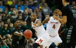 Roderick Bobbitt des Hawaii Warriors passe le ballon à Stefan Jankovic lors du match contre les Maryland Terrapins à Spokane, le 20 mars 2016