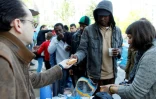 Distribution de nourriture à des réfugiés dans un camp de fortune le 27 mai 2016 à Paris
