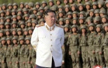 Le dirigeant nord-coréen Kim Jong Un passe en revue des troupes, le 27 avril 2022 