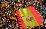 Des manifestants déploient le drapeau espagnol le 8 octobre 2017 à Barcelone