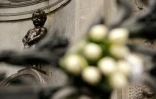 Des fleurs déposées au pied de la statue du Manneken Pis, au lendemain des attentats de Bruxelles, le 23 mars 2016