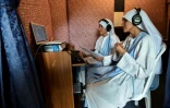 Des soeurs préparent un programme radio sur internet, le 17 juillet 2017 dans un couvent près de Cali, en Colombie