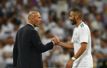 Zinedine Zidane qui remporte son septième titre félicite son avant-centre buteur Karim Benzema, le 16 août 2017 à Madrid
