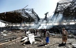 Des Yéménites inspectent le site d'un raid aérien, attribué par les rebelles à l'Arabie saoudite, dans la capitale Sanaa le 5 novembre  2017