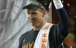 Le quarterback des Broncos de Denver Peyton Manning célèbre la victoire de son équipe au SuperBowl, à Santa Clara en Californie, le 7 février 2016