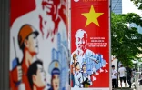 Des affiches commémorant le 50e anniversaire de la fin de la guerre du Vietnam dans une rue à Ho Chi Minh Ville, le 29 avril 2025