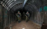 Des militaires israéliens lors d'une visite de presse d'un tunnel dont les forces israéliennes affirment qu'il est "le plus grand" que le Hamas ait creusé, le 15 décembre 2023 près du point de passage d'Erez entre Israël et le nord de la bande de Gaza
