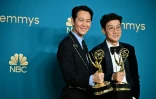 L'acteur sud-coréen Lee Jung-jae à gauche et le créateur de la série "Squid Game" Hwang Dong-hyuk à droite, posent apràs avoir été récompensés à la 74e cérémonie des Emmy Awards à Los Angeles, le 12 septembre 2022