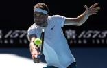 Le Bulgare Grigor Dimitrov, à la volée contre l'Autrichien Dominic Thiem,lors des 8es de finale de l'Open d'Australie, le 14 février 2021 à Melbourne