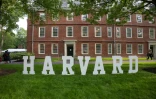 Un panneau Harvard sur le campus de l'Université à Boston, Massachusetts, le 27 mai 2025