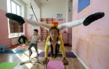 Des élèves s'entraînent au contortionnisme dans une école spécialisée d'Oulan-Bator, le 5 septembre 2023 en Mongolie