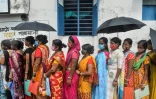 Des femmes font la queue pour recevoir un vaccin contre le coronavirus devant un centre médical de Siliguri (Inde), le 2 août 2021