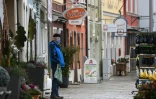 Un homme masqué dans les rues de Pfarrkirchen, en Bavière (Allemagne) le 27 octobre 2020