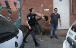 Dans la favela de Tavares Bastos à Rio, des acteurs répètent une scène du prochain film sur la politique de "pacification" des favelas, le 17 juillet 2018
