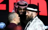 Le Britannique Tyson Fury (à droite) et l'Ukrainien Oleksandr Usyk lors d'une conférence de presse précédant leur revanche du championnat du monde des poids lourds de boxe, à Riyad, le 19 décembre 2024