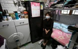Une femme dans son logement d'un appartement subdivisé, le 30 avril 2026 à Hong Kong