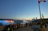 Des touristes regardent les Etats-Unis depuis le côté canadien de la frontière aux Chutes du Niagara, le 7 novembre 2021