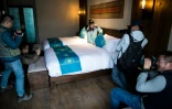 Des journalistes prennent des photos d'une chambre de l'hôtel Artel à Lulang, près de Nyingchi dans la région autonome du Tibet en Chine le 13 septembre 2016