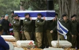 Des soldats israéliens portent le cercueil d'un des leurs lors de funérailles au cimetiere Mont Herzl de Jérusalem le 23 janvier 2024