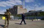 Andreï Chevtchik (d), nouveau maire prorusse d'Energodar, et un soldat russe devant la centrale nucléaire de Zaporijjia, le 1er mai 2022 en Ukraine