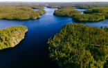 Vue aérienne du lac Saimaa, le 8 juin 2021 à Puumala, en Finlande