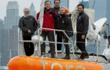Andre Abreu (3e G), Eric Karsenti (G), biologiste et directeur scientifique de l'expédition scientifique Tara-Oceans, le secrétaire général de l'ONU Ban Ki-Moon, la designer française Agnès B. et le skipper Romain Trouble à bord de Tara dans le port de New York, le 23 septembre 2015