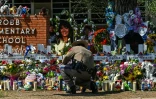 Un mémorial pour les victimes de la fusillade de l'école Robb, à Uvalde (Texas) le 29 mai 2022