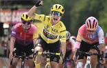 La joie de la maillot jaune, la Néerlandaise Marianne Vos, après avoir remporté la 6e étape du Tour de France Femmes, le 29 juillet 2022, disputée entre Saint-Dié-les-Vosges et Rosheim, devant l'Italienne Maria Bastianelli (d) et la Belge Lotte Kopecky