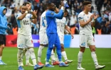 Le milieu de terrain marseillais Dimitri Payet (g), le gardien Steve Mandanda et leurs coéquipiers, saluent leurs supporters, après leur match nul (0-0) à domicile contre Metz, le 7 novembre 2021 au Stade Vélodrome