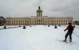 Un homme à skis dans les jardins du château de Charlottenbourg, à Berlin (Allemagne) le 9 février 2021.