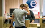 Un homme au guichet d'une agence de Pôle Emploi le 27 août 2014 à Armentières